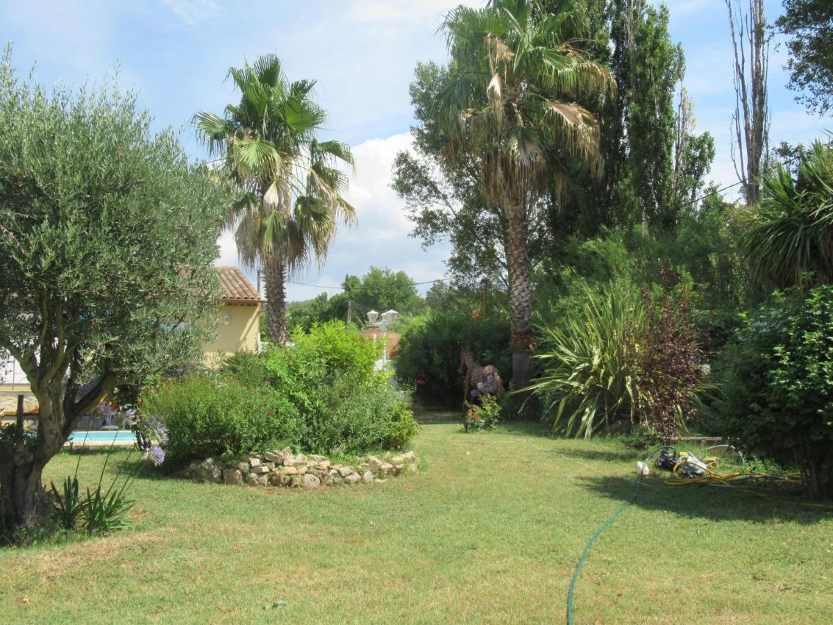 Le Cabanon Des Hirondelles Villa Villecroze Bagian luar foto